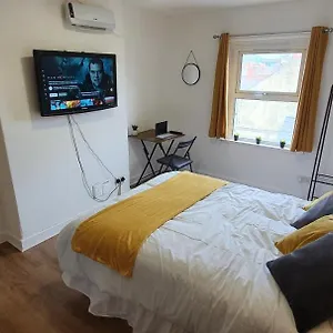 Fast Broadband, Budget Stay, Free Netflix. Apartment Cardiff